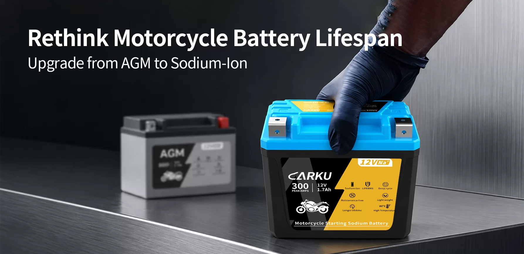 Studio shot comparing a generic AGM battery with the CARKU Na+ motorcycle battery, emphasizing 5-10 years lifespan and 3,000+ cycles